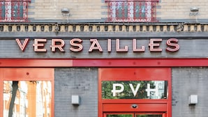Un edificio de fachada roja con el nombre "VERSAILLES" claramente visible.