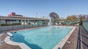 Outdoor pool - Drake Inn (Nashville)