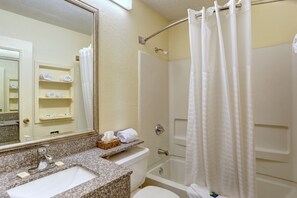 Combined shower/bathtub, towels