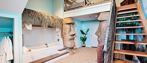 Tahitian Treegouse | Bathroom | Combined shower/bathtub, jetted bath, designer toiletries, hair dryer