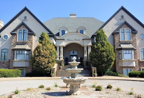 Exterior - Chateau Avalon Hotel & Spa (Kansas City)