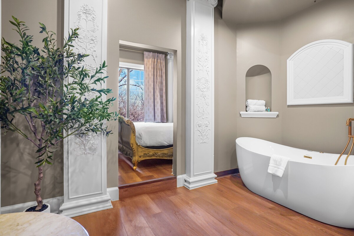 Queen Deluxe Spa Suite | Premium bedding, iron/ironing board (on request), WiFi (free)