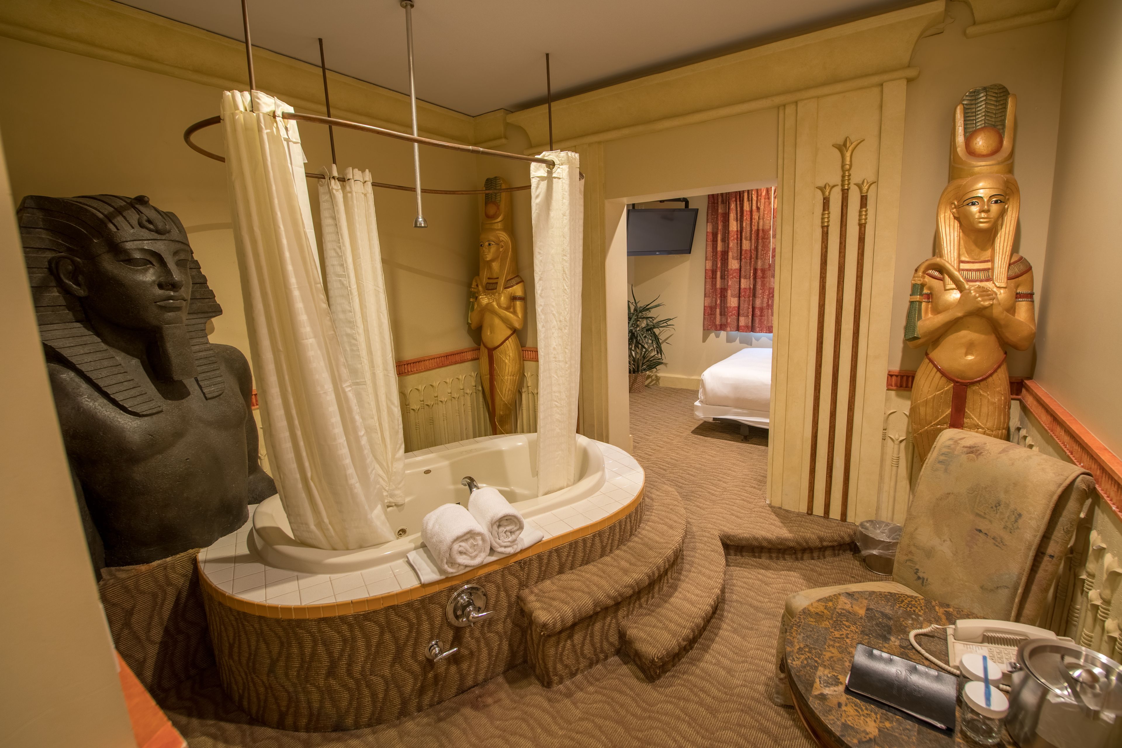 egyptian palace room | deep-soaking bathtub