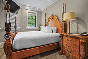 Roman Dynasty | Premium bedding, iron/ironing board (on request), WiFi (free)