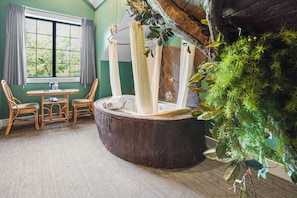 Castaway Island | Living area