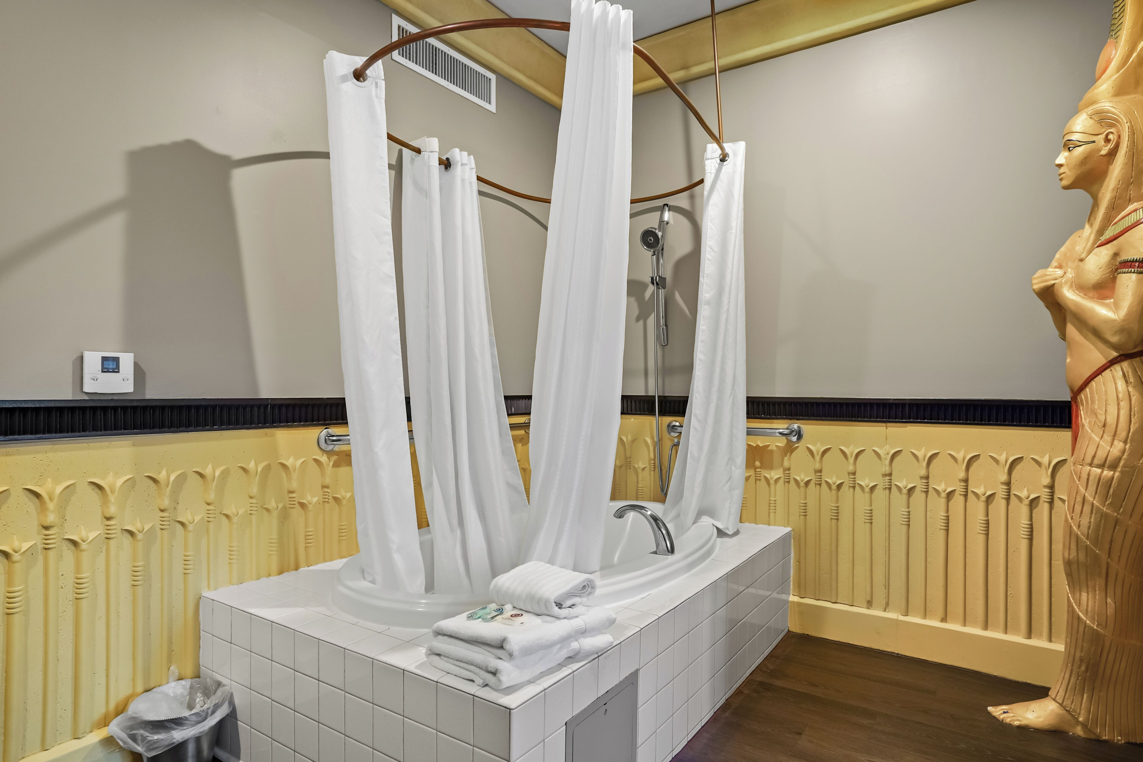 Habitación, para no fumadores | Baño | Tina con regadera, tina de hidromasaje, amenidades de baño de diseñador 