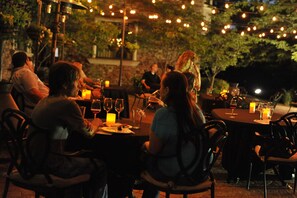 Wine bar, al fresco dining, open daily - Chateau Avalon Hotel & Spa (Kansas City)