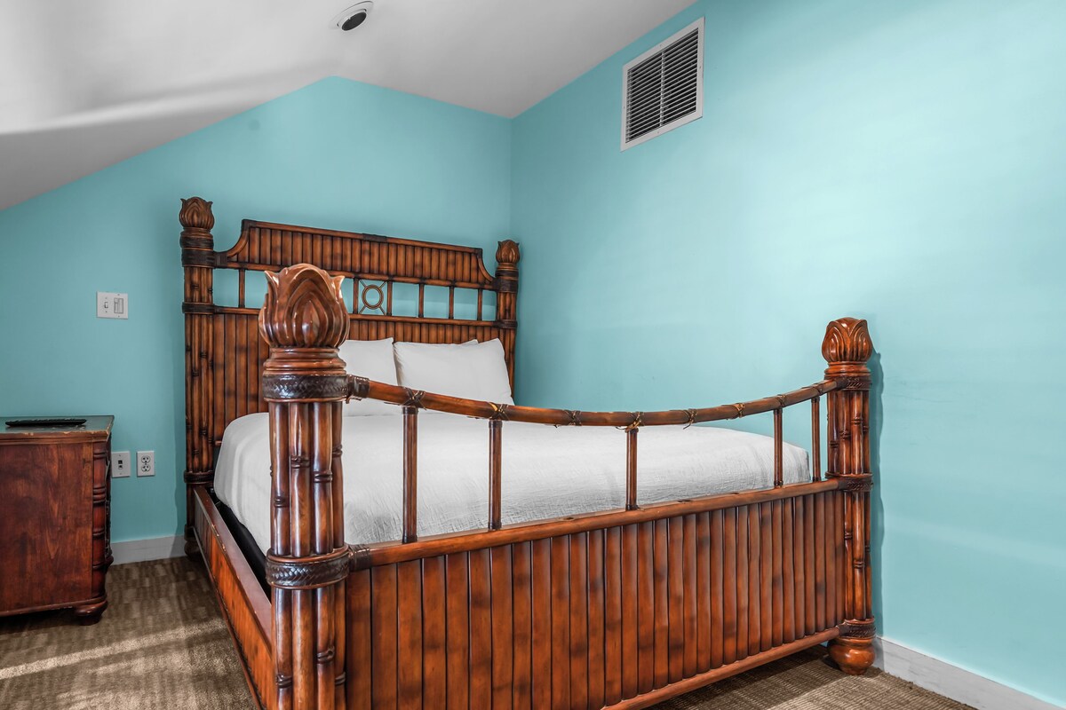 Tahitian Treehouse | Premium bedding, iron/ironing board (on request), WiFi (free)