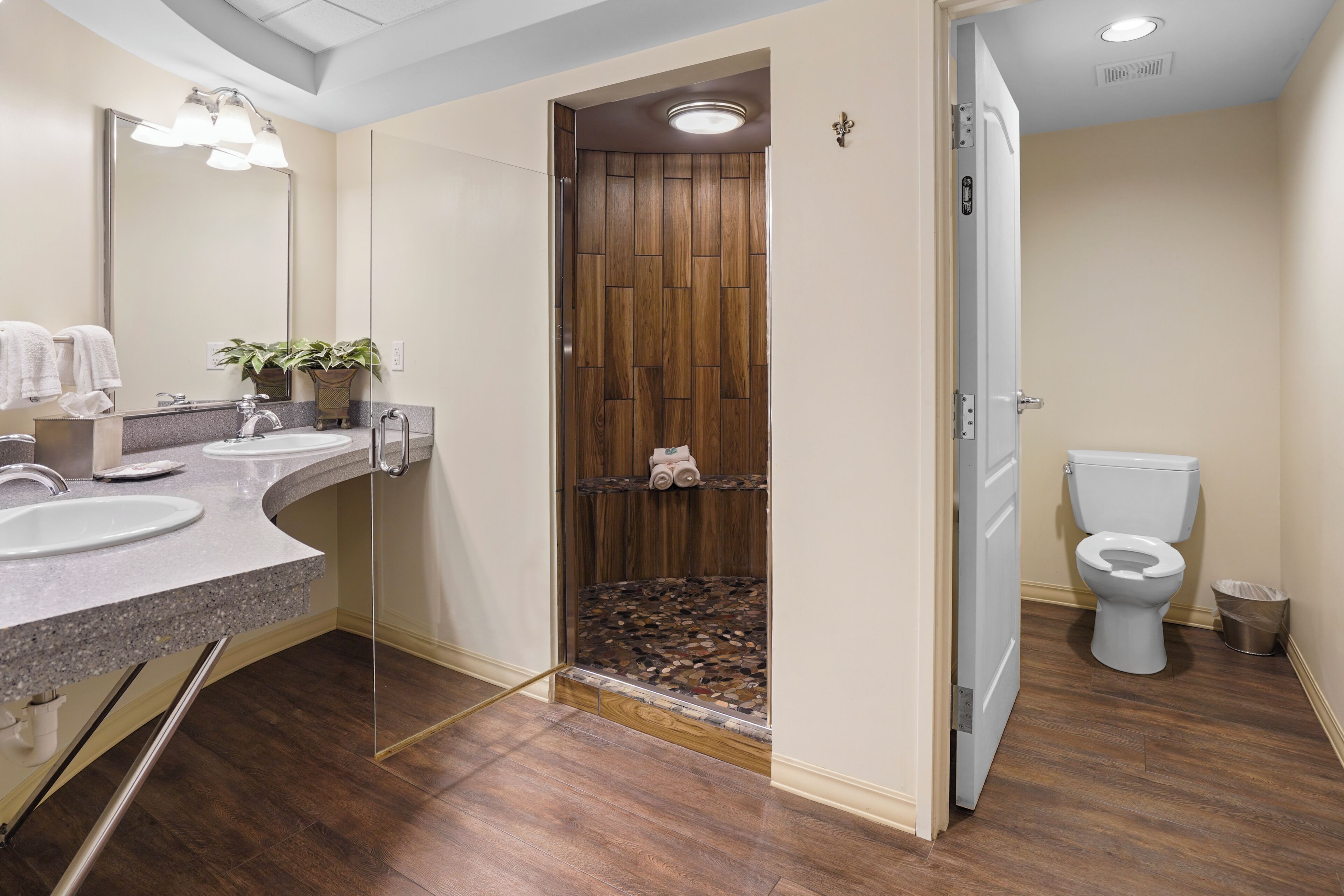 Habitación, para no fumadores | Baño | Tina con regadera, tina de hidromasaje, amenidades de baño de diseñador 
