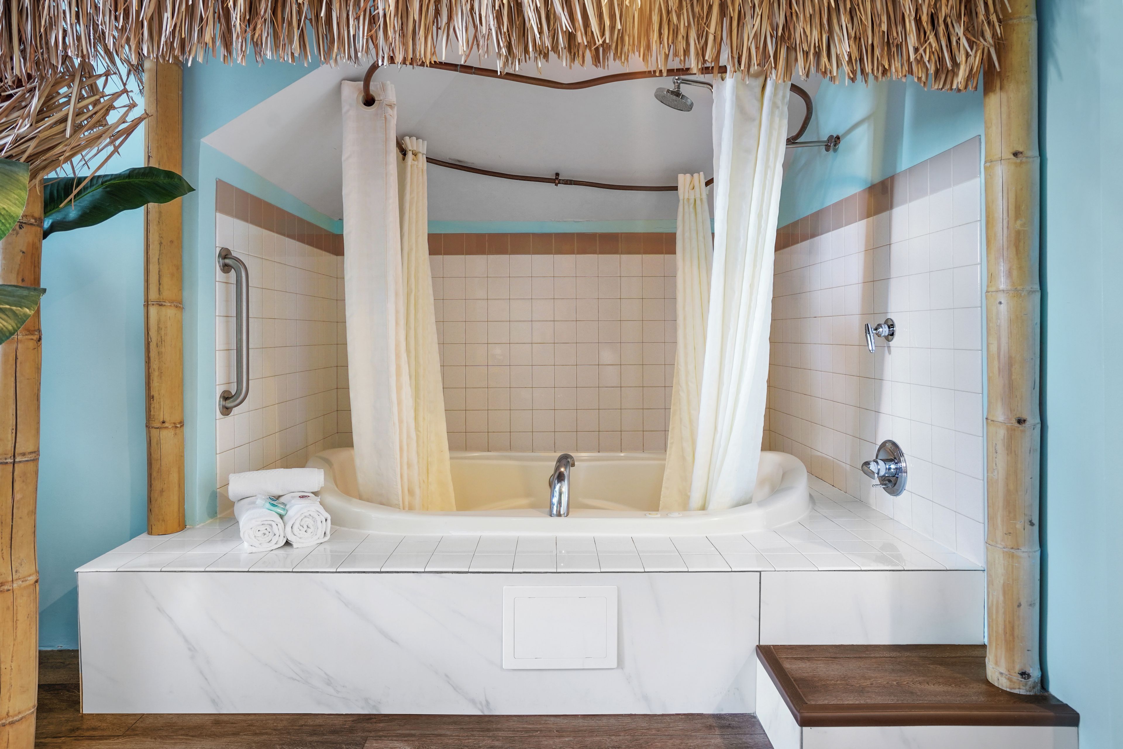 Un baño con bañera, ducha e inodoro.