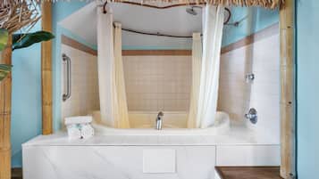 Un baño con bañera, ducha e inodoro.