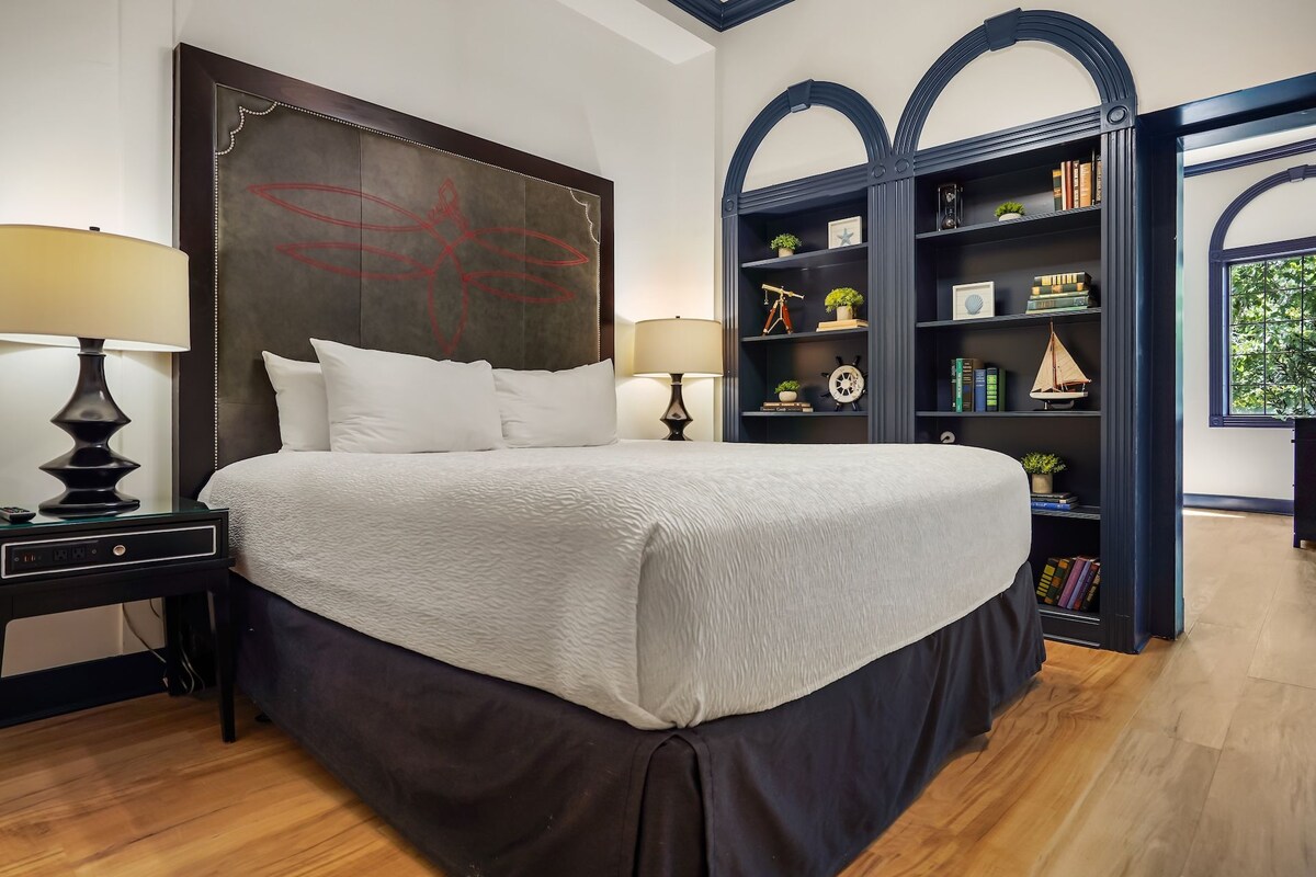 Nantucket | Premium bedding, iron/ironing board (on request), WiFi (free)