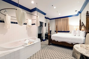 Lincoln | Bathroom | Combined shower/tub, jetted tub, designer toiletries - Chateau Avalon Hotel & Spa (Kansas City)