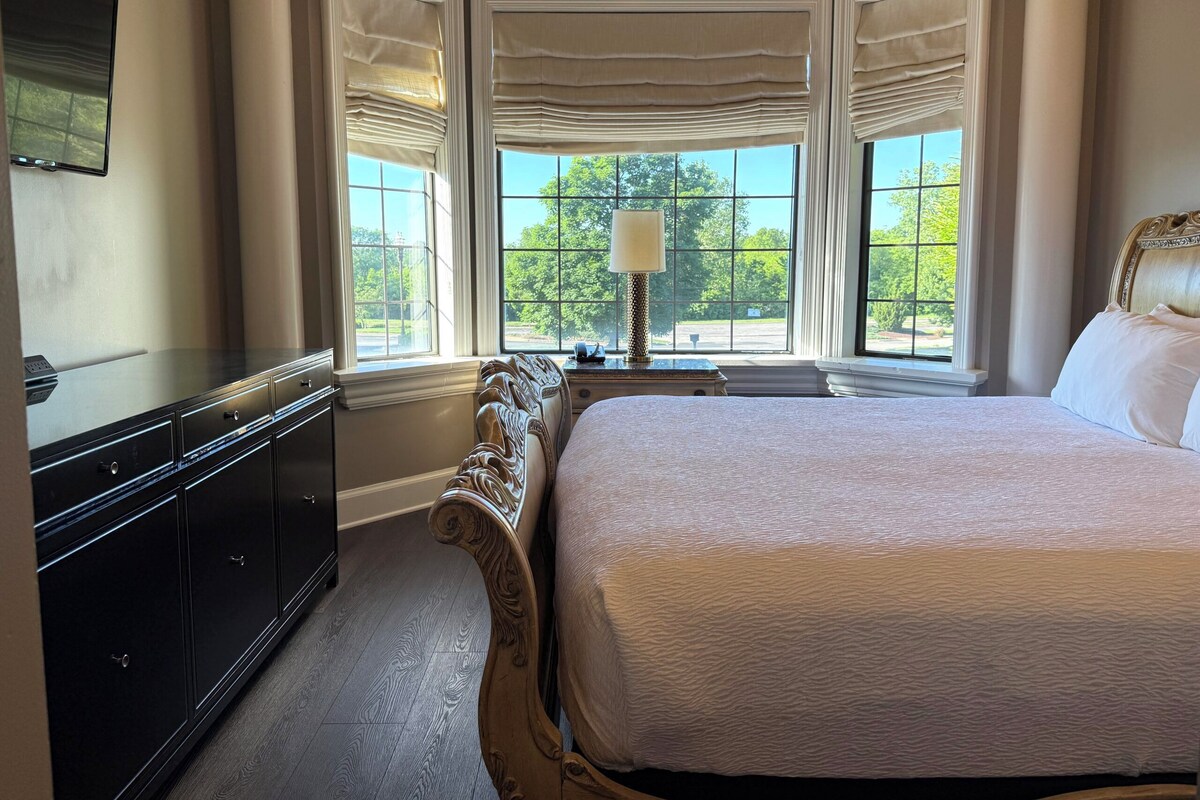 Room, Non Smoking | Premium bedding, iron/ironing board (on request), WiFi (free)