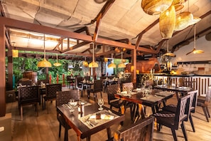 2 restaurants; breakfast, lunch and dinner served 