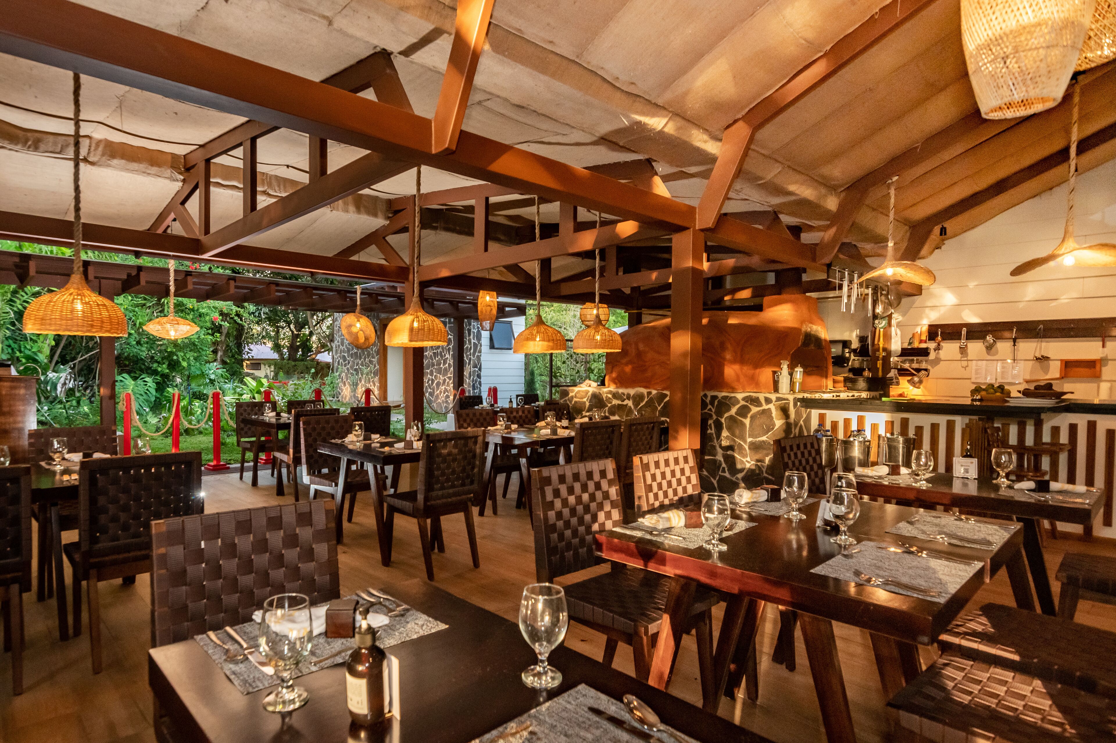 2 restaurants; breakfast, lunch and dinner served 