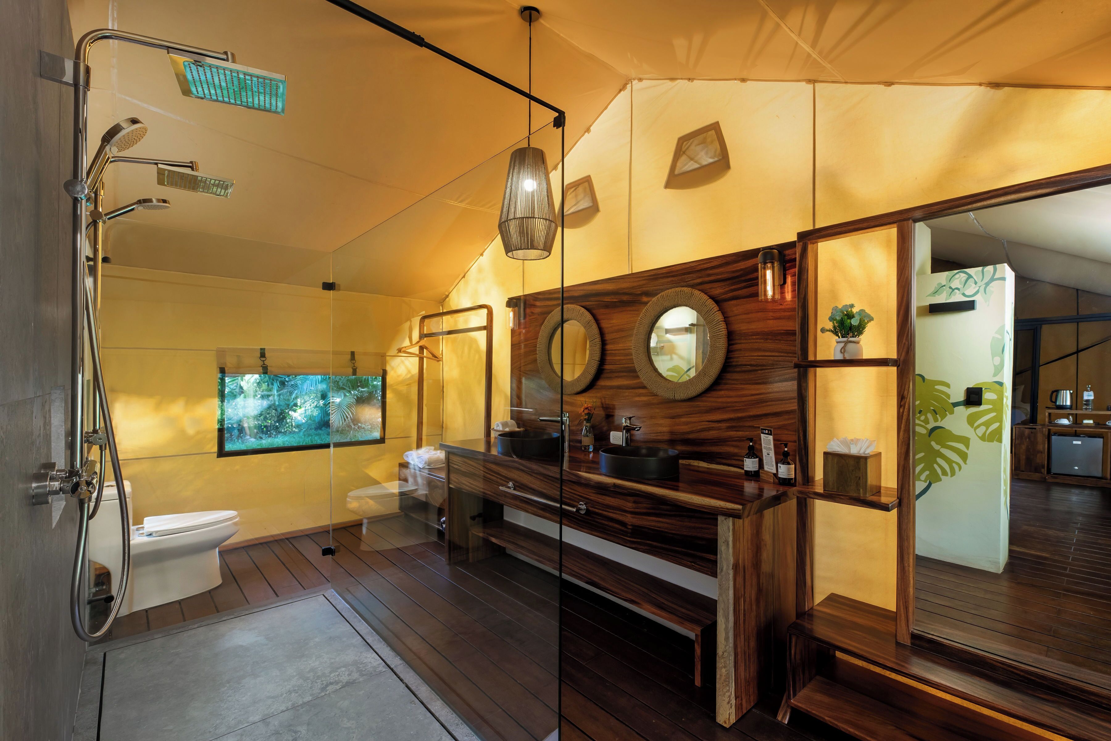 Luxe tent | Badkamer | Een haardroger, handdoeken, zeep, shampoo