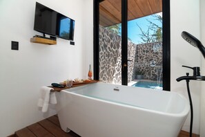 Honeymoon suite | Badkamer | Een haardroger, handdoeken, zeep, shampoo