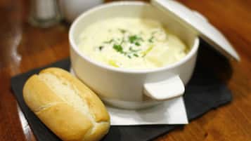 Un bol de sopa con tapa sobre una mesa.