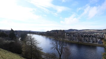 Vista del río a un pueblo histórico con arquitectura medieval, que incluye una catedral y un castillo destacados.