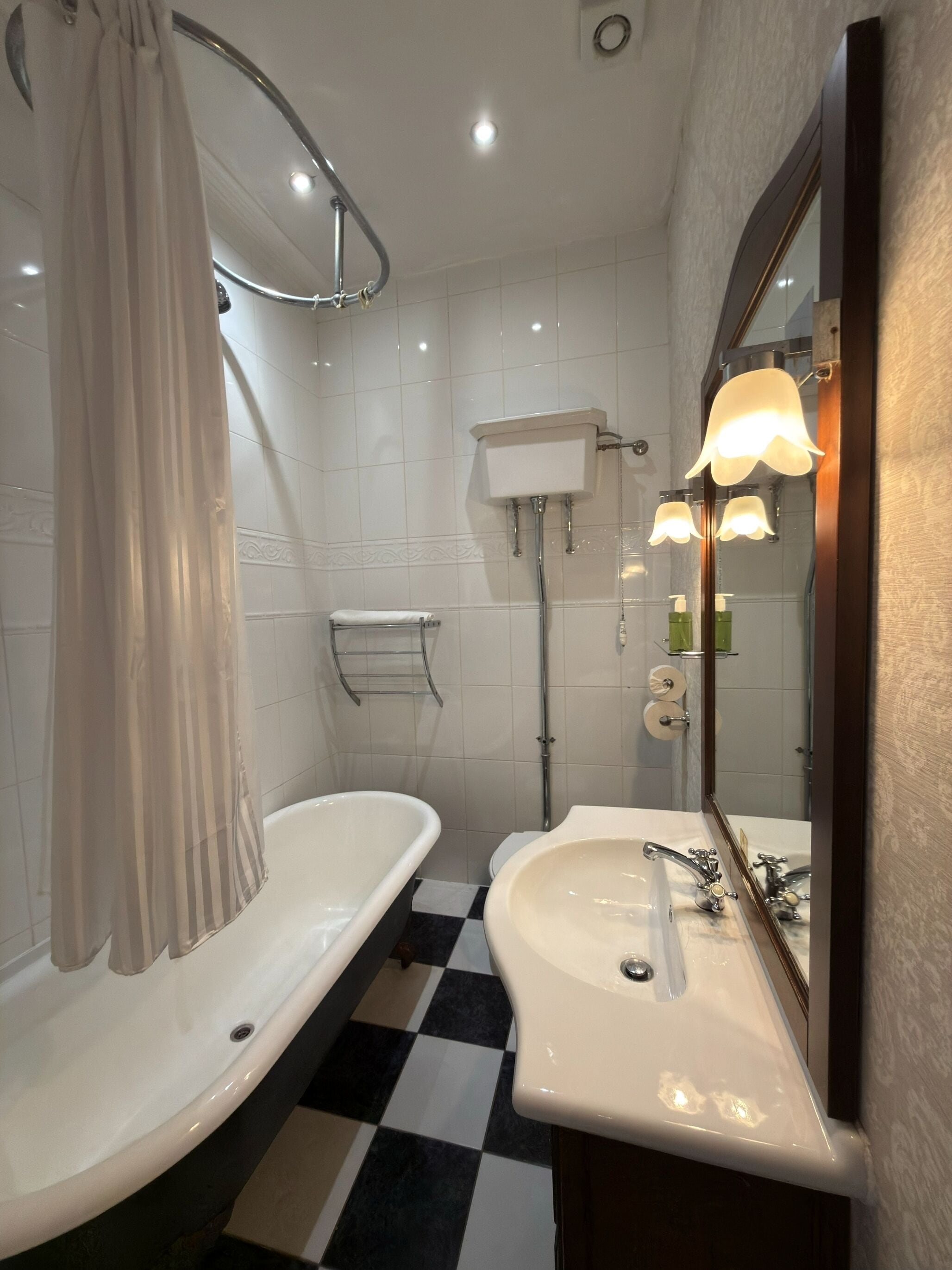 Un baño con bañera, lavabo, inodoro y ducha.