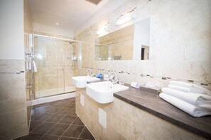 Suite, vue lac | Salle de bain
