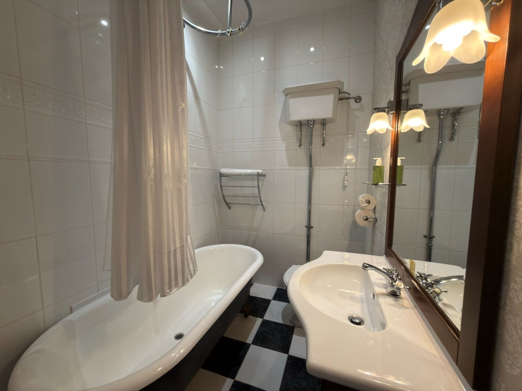 Un bagno con due lavandini, una doccia e un water.