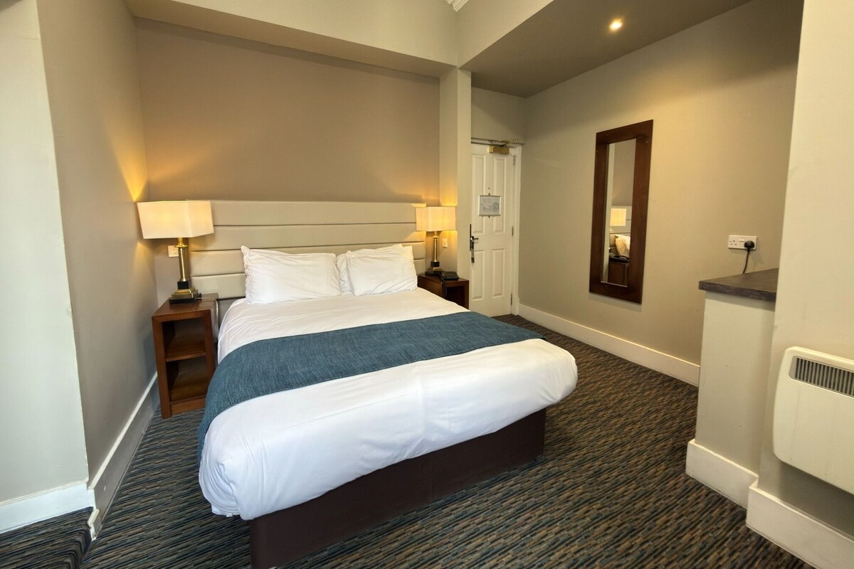 WiFi (free), bed sheets