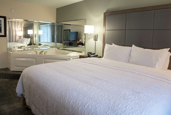 Room, 1 King Bed, Non Smoking, Refrigerator & Microwave (Jetted Tub) | Bathroom