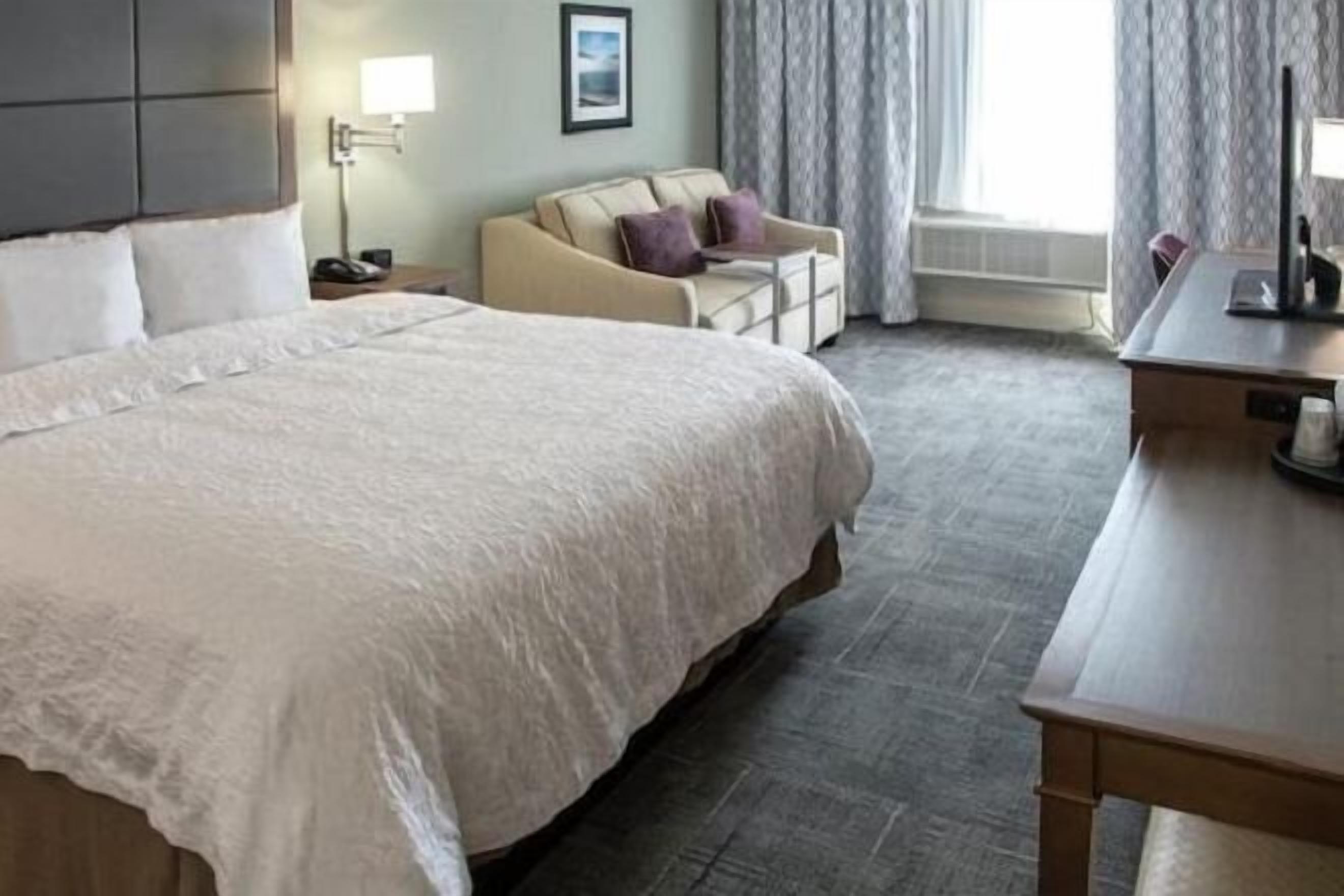 Caja de seguridad en la habitación y ropa de cama 