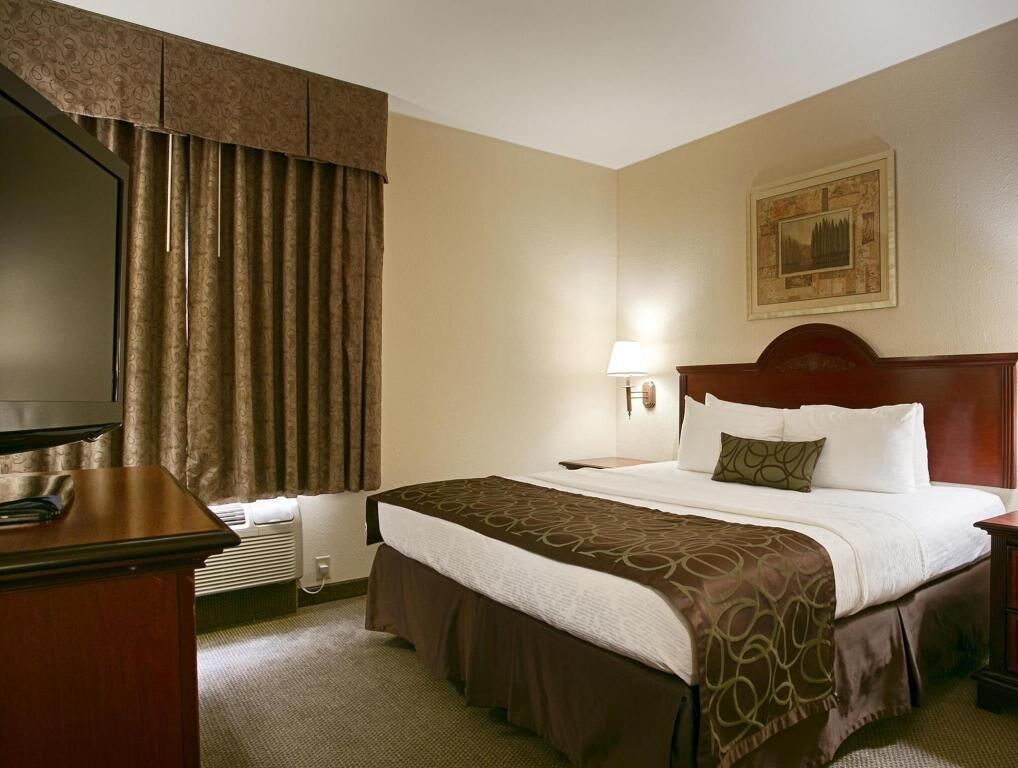 In-room safe, iron/ironing board, bed sheets, alarm clocks