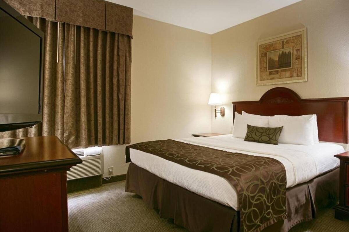 In-room safe, iron/ironing board, bed sheets, alarm clocks