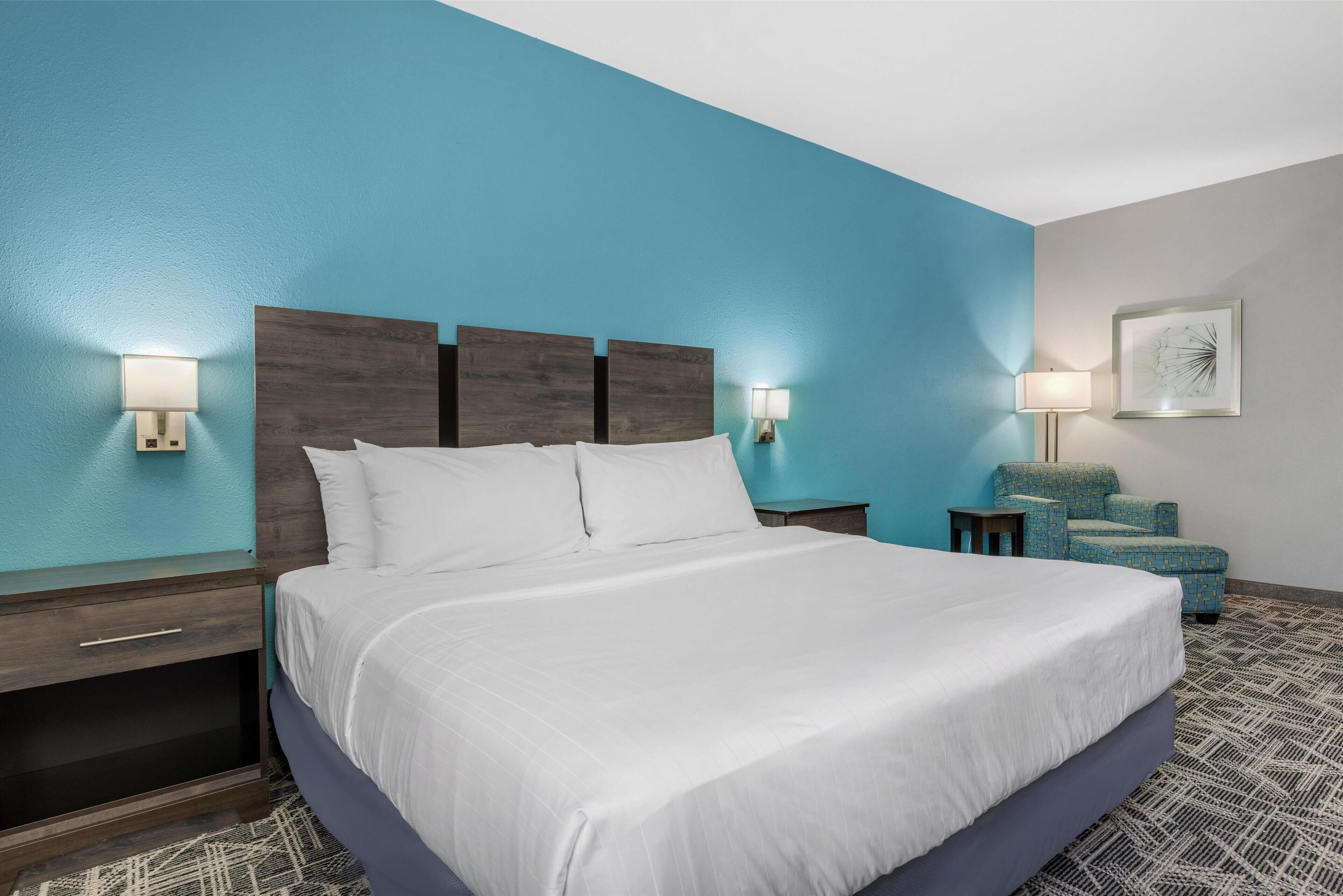 セーフティボックス (室内)、アイロン / アイロン台、ベッドシーツ、アラーム付き時計