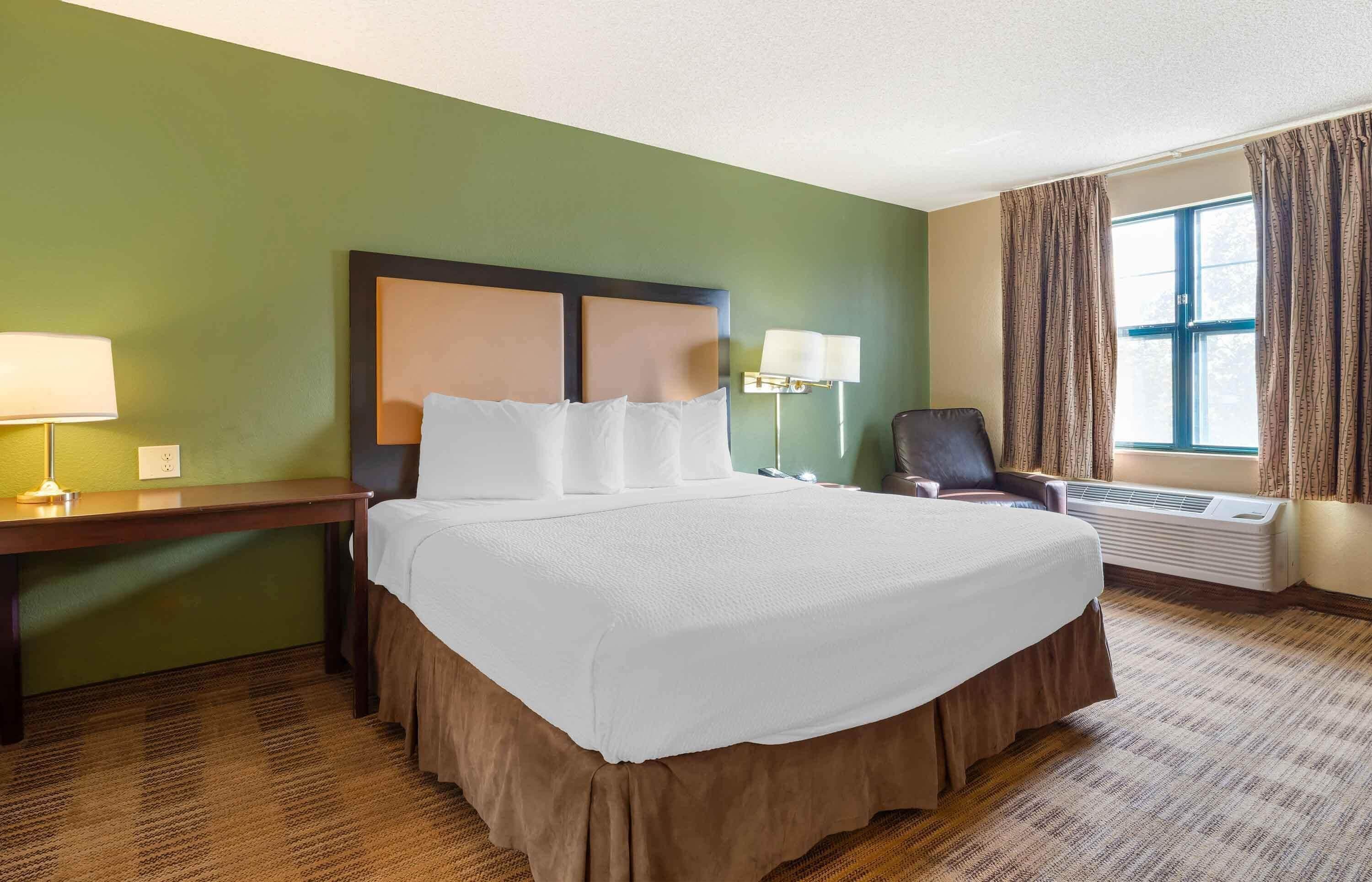 Studio, 1 King Bed, Non Smoking | Desk, iron/ironing board, free WiFi, bed sheets