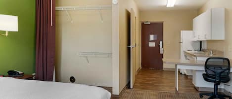 Escritorio, tabla de planchar con plancha, wifi gratis y ropa de cama