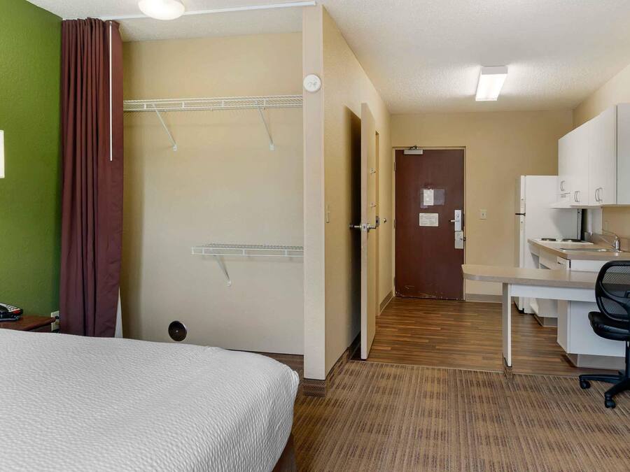 Desk, iron/ironing board, WiFi (free), bed sheets