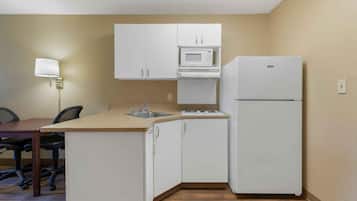 Studio, 2 Double Beds, Non Smoking | Private kitchen | Coffee/tea maker, fridge, microwave, stovetop