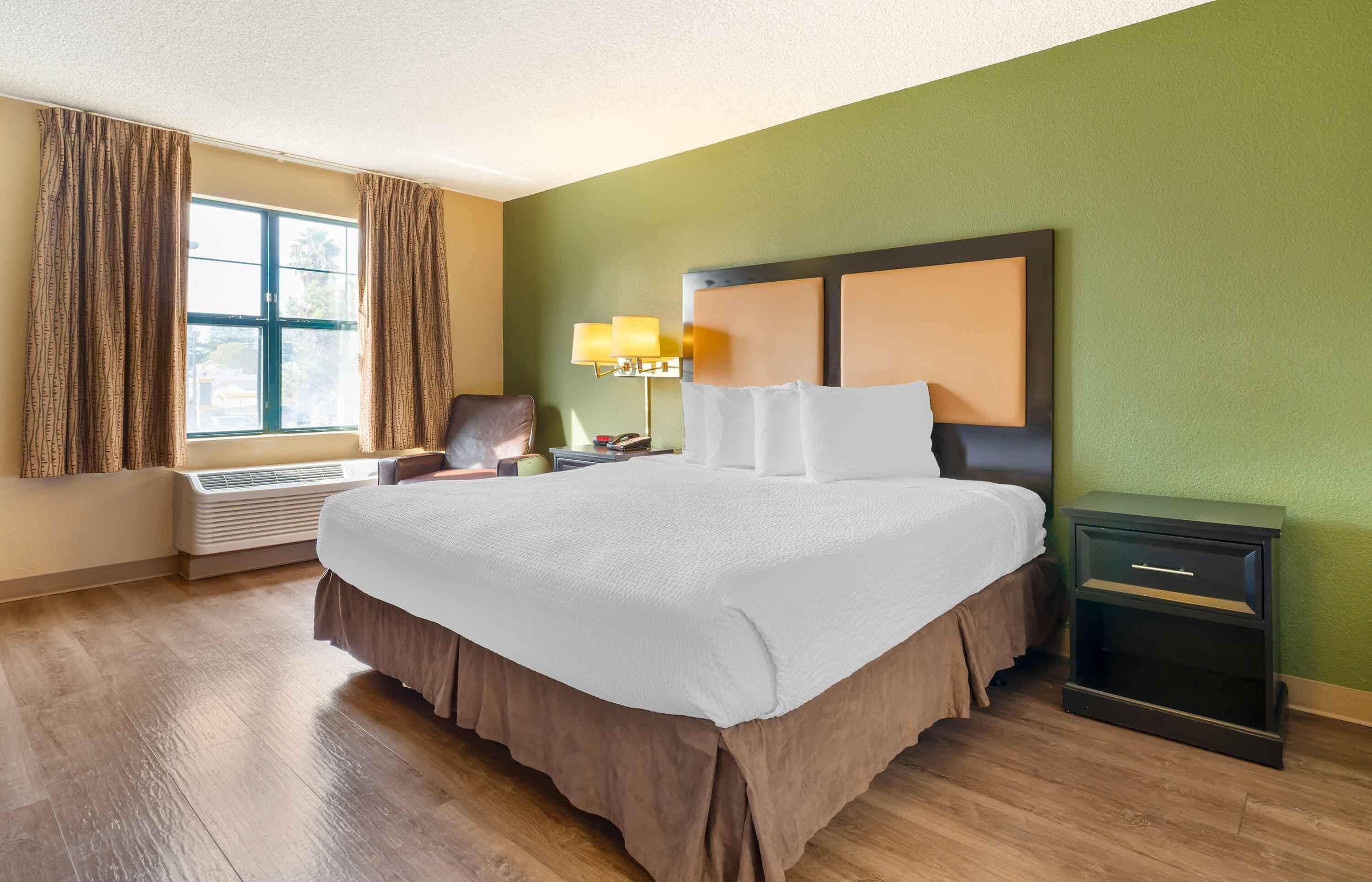 Studio, 1 Queen Bed, Non Smoking | Desk, iron/ironing board, free WiFi, bed sheets