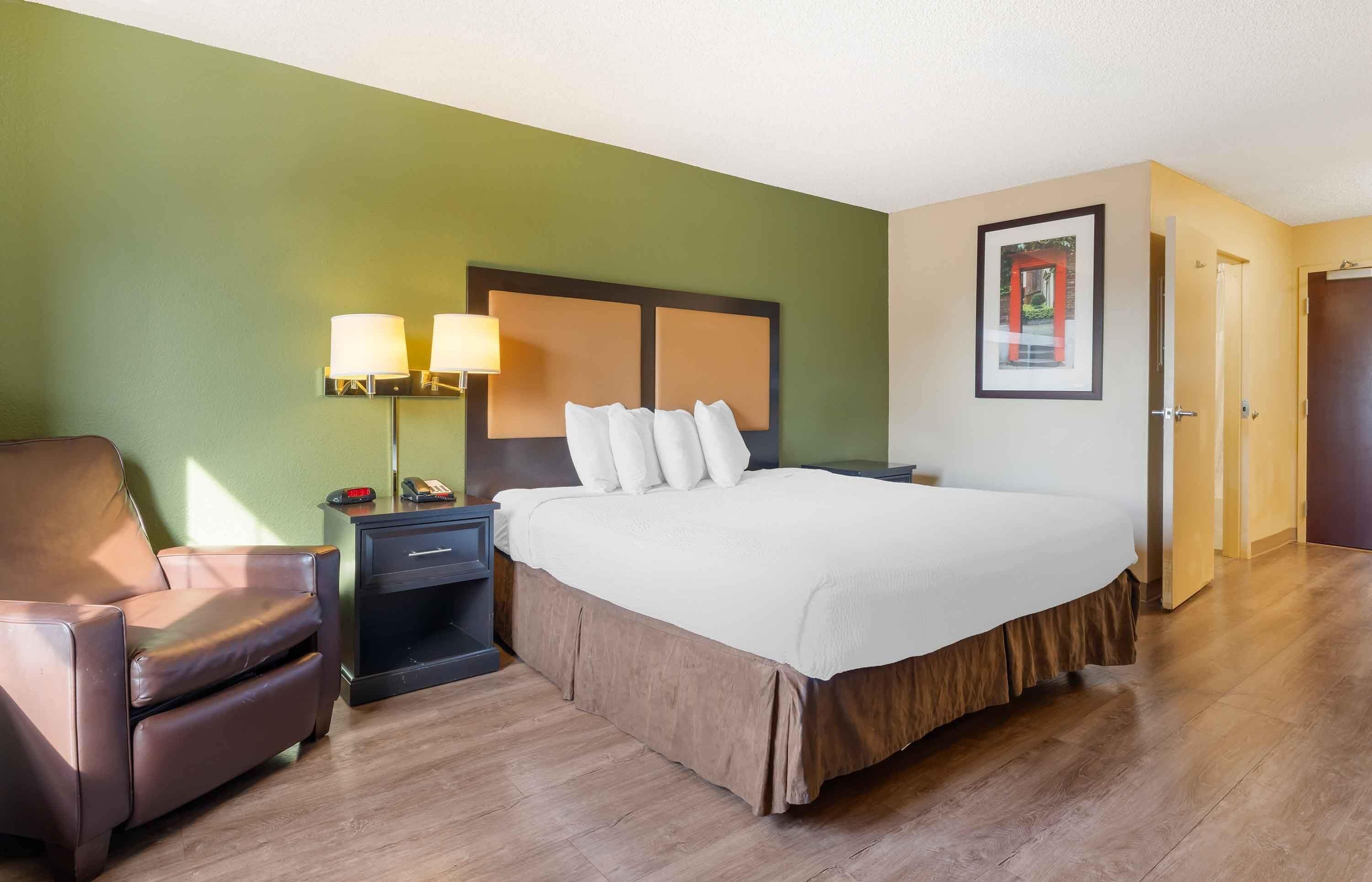 Studio, 1 Queen Bed, Non Smoking | Desk, iron/ironing board, free WiFi, bed sheets