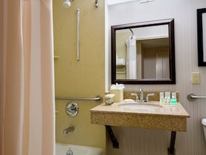 Ensemble douche/baignoire, articles de toilette gratuits, sĂšche-cheveux