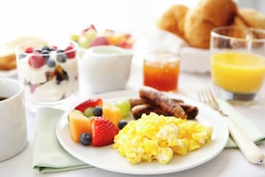 Petit déjeuner en libre-service servi tous les jours en supplément