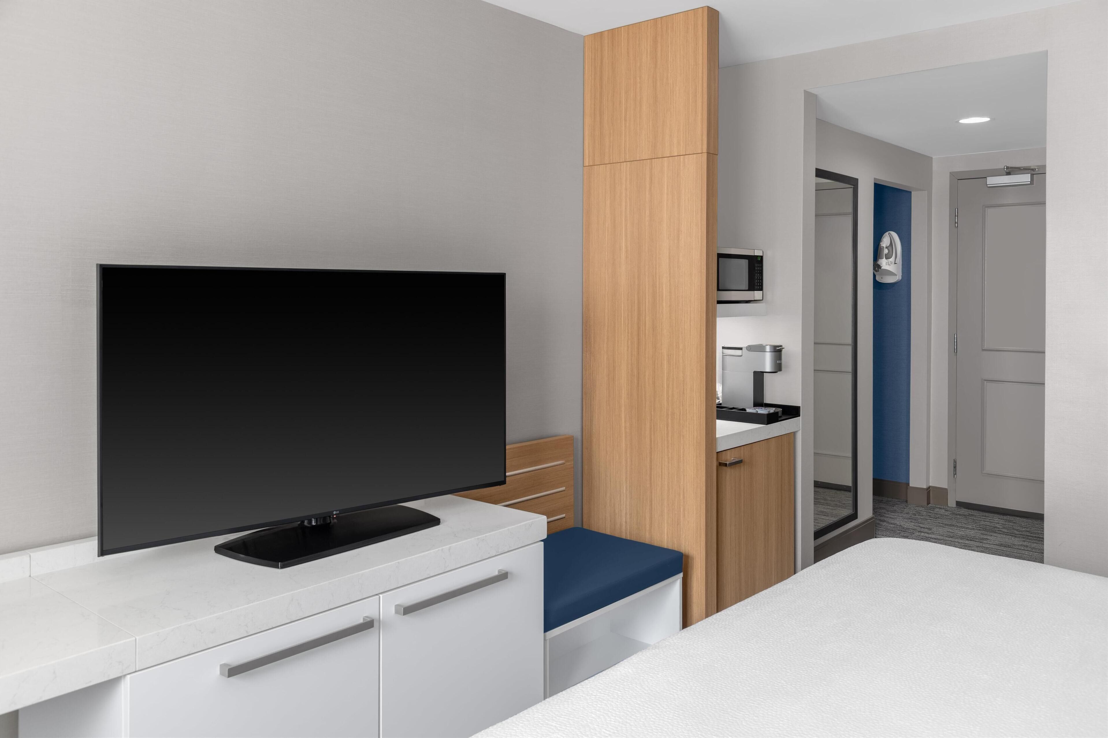 in-room safe, desk, laptop workspace, blackout curtains