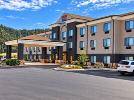 Hotel Stay USA con entrada cubierta, varias ventanas y zona de estacionamiento.