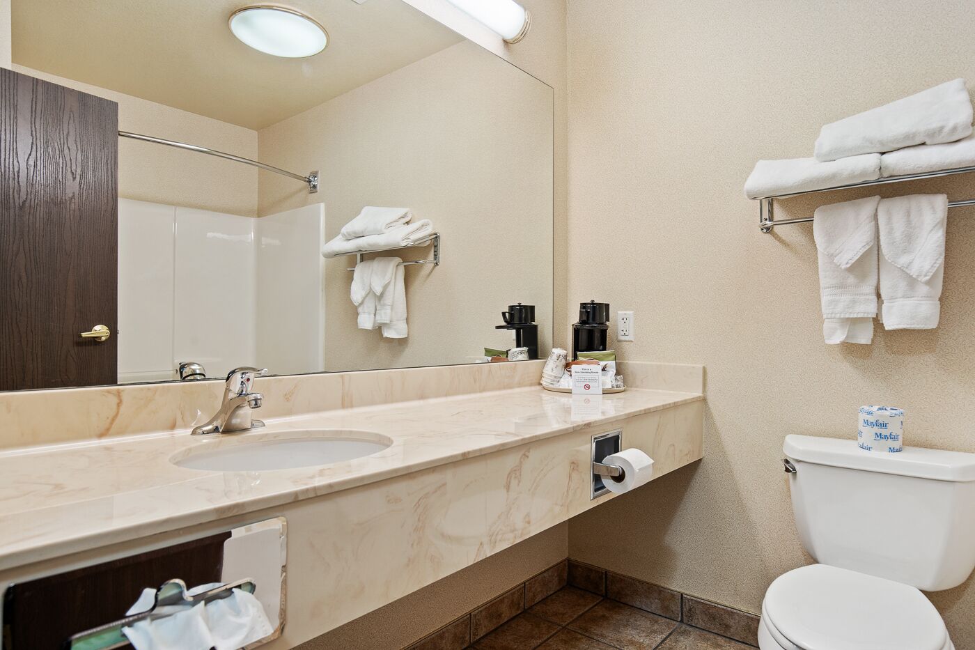 combined shower/bathtub, hair dryer, towels