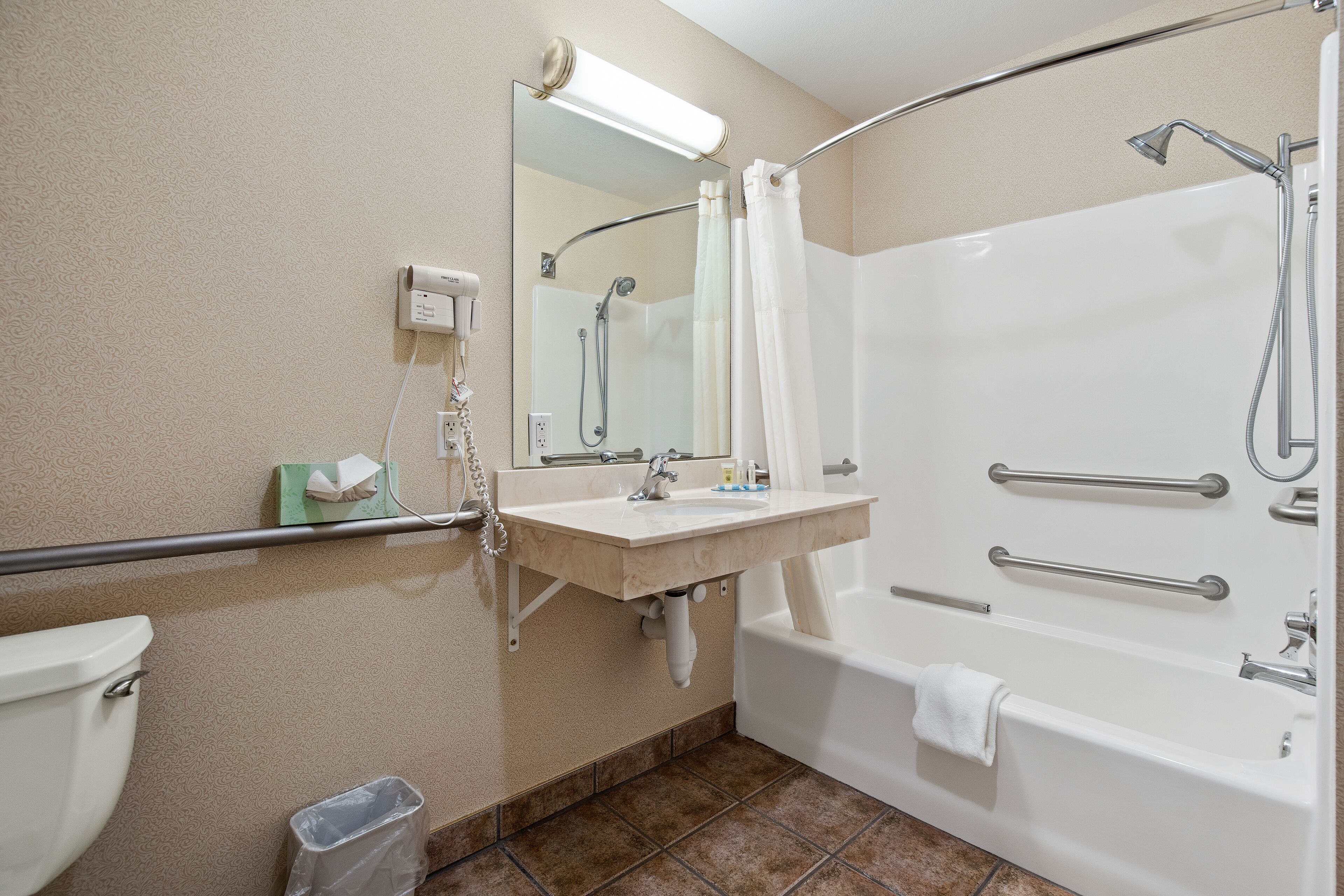 combined shower/bathtub, hair dryer, towels