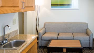 Escritorio, espacio para trabajar con laptop y cortinas blackout