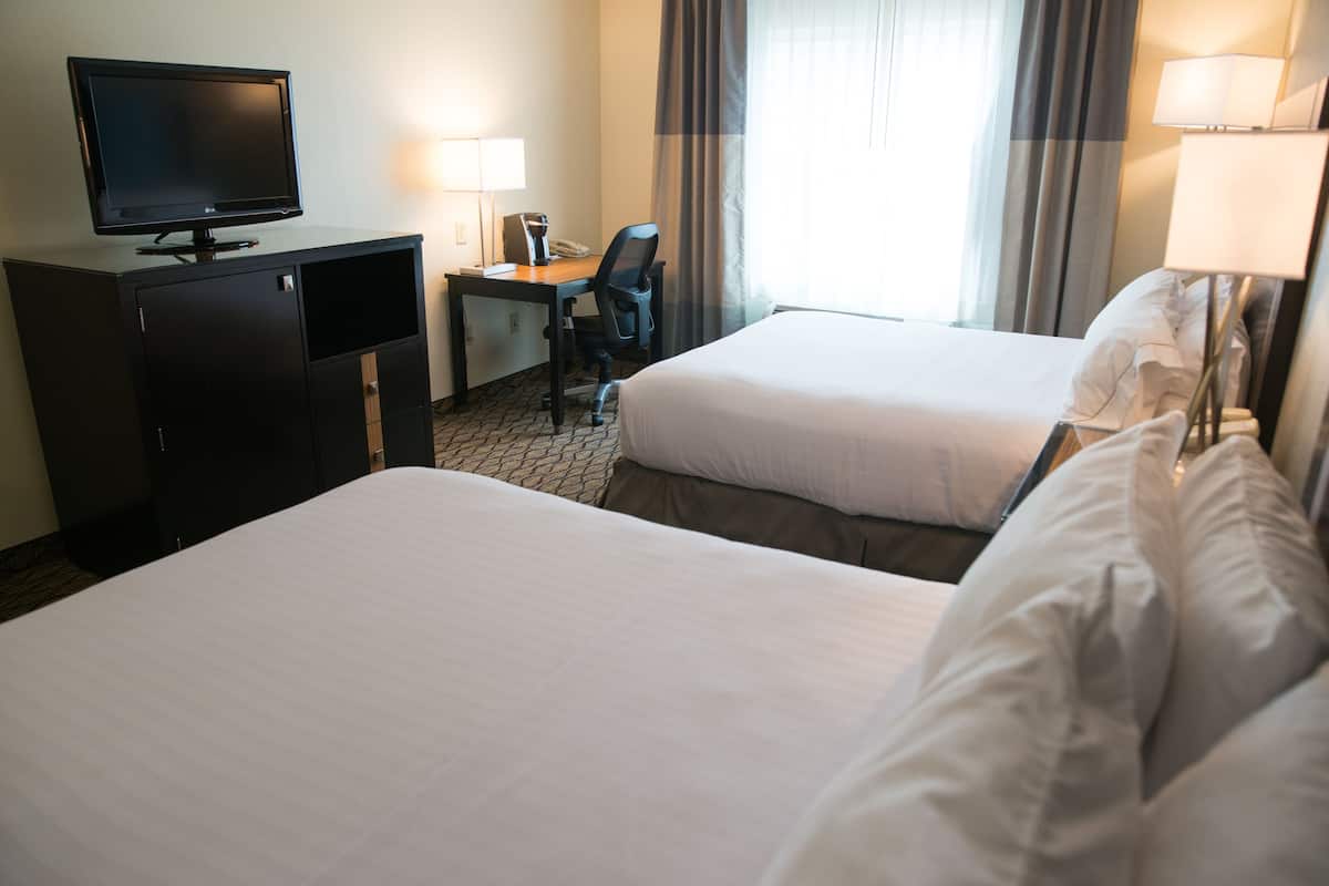 Escritorio, espacio para trabajar con laptop y cortinas blackout