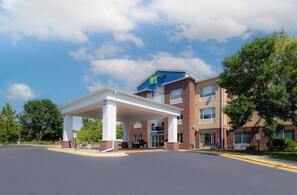 Exterior - Holiday Inn Express Hotel & Suites Chanhassen by IHG (Chanhassen)