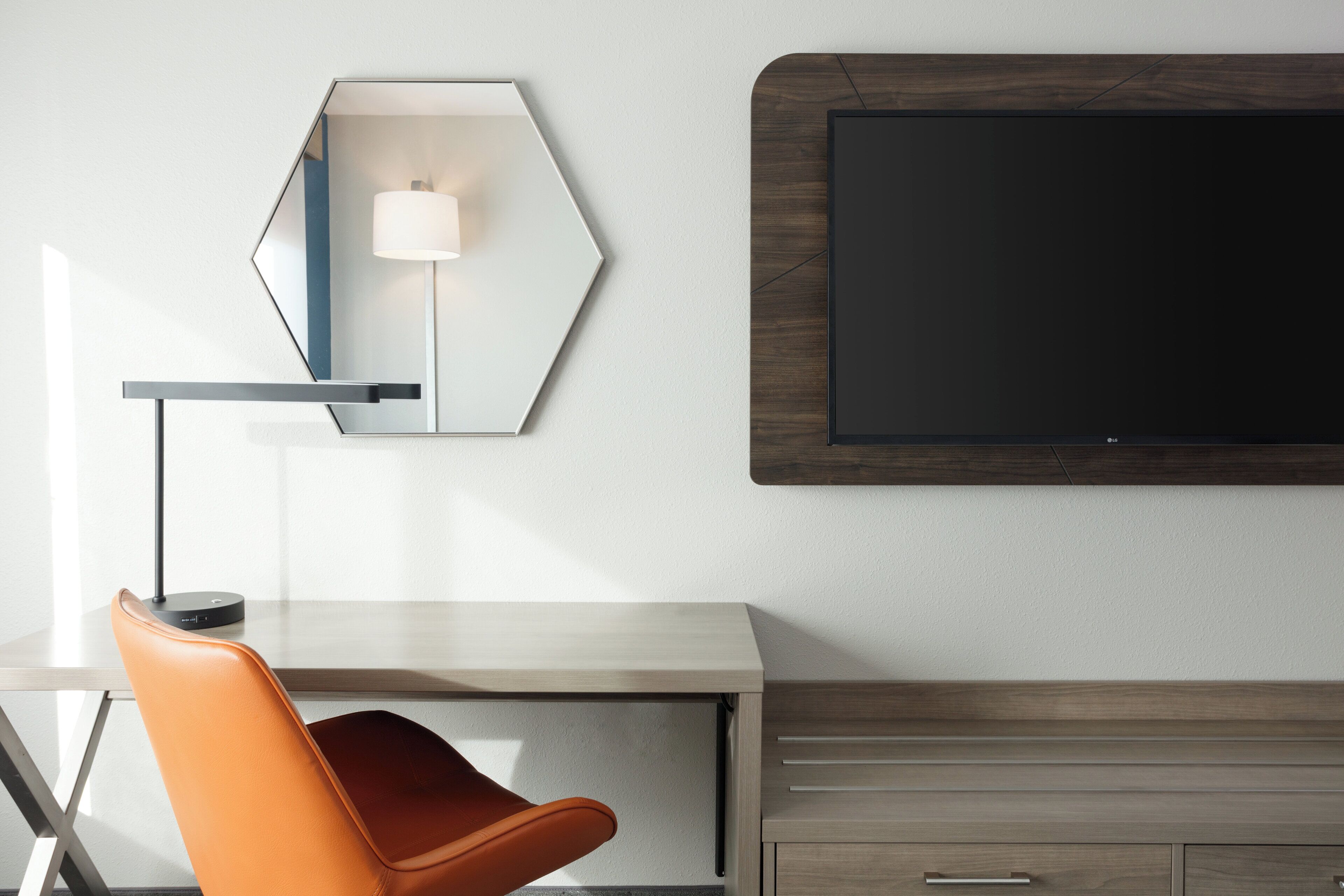 Bàn, khu vực làm việc phù hợp cho laptop, màn/rèm cản sáng 