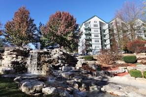 Exterior detail - Surrey's Carriage Place by VRI Americas (Branson)